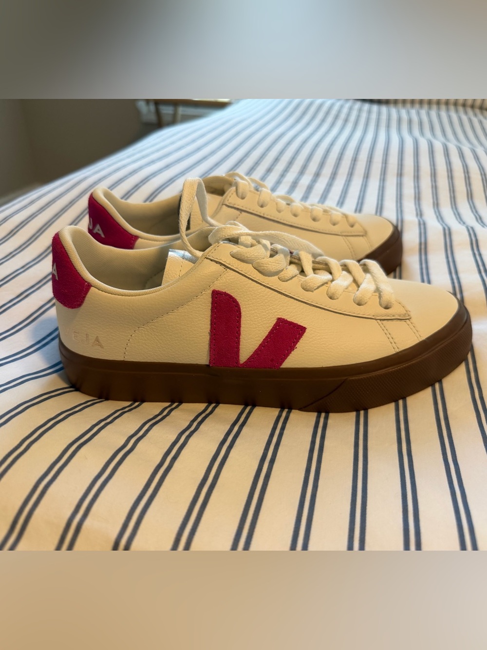 Veja Sneakers - BRAND NEW!